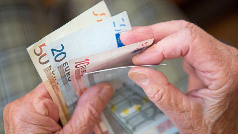 Ab 1. Juli 2023 haben Rentner wieder mehr Geld im Portemonnaie.