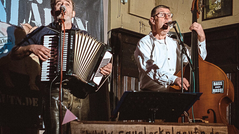 Die Berufsmusiker Ritsch Ermeier (links) und Walter Zinkl - das sind "Sauglocknläutn". Auch sie können für "Kultur vor dem Fenster" gebucht werden.