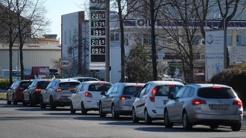 Autos stehen in einer Schlange vor einer Tankstelle, deren Preise niedriger sind als der Tagesdurchschnitt.