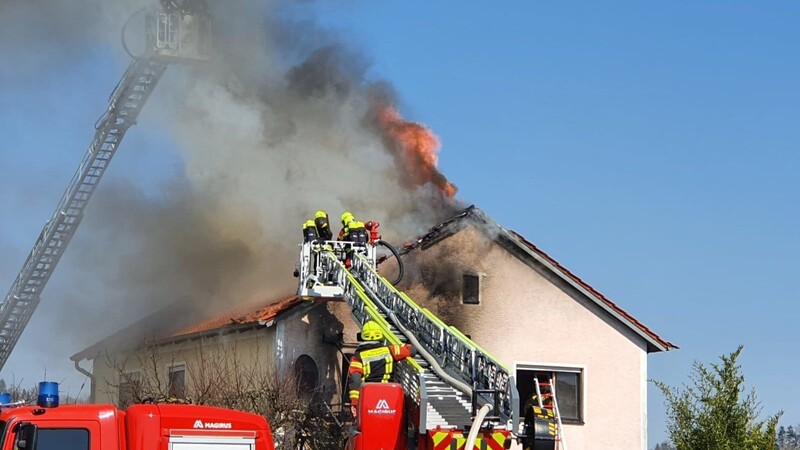 Am Mittwochvormittag wütete ein Feuer in einem Wohnhaus in Wenzenbach (Kreis Regensburg).