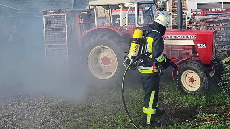 Ein "brennender" Traktor musste bei der Großübung gelöscht werden.