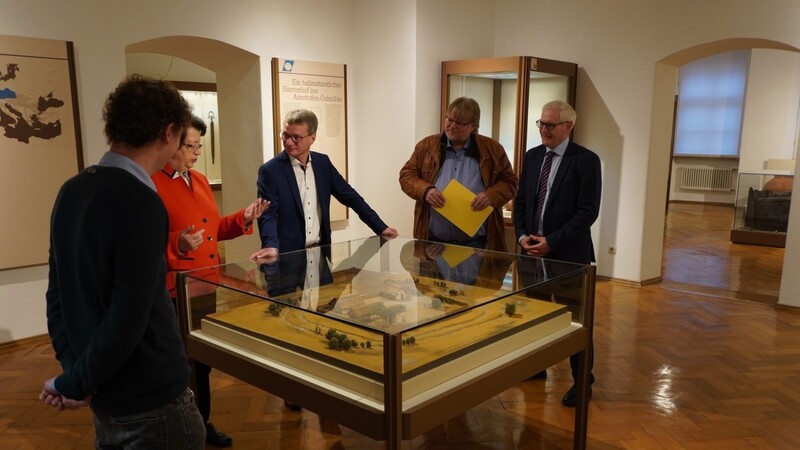 Kunstminister Bernd Sibler (3. v. r.) hat sich im Gäubodenmuseum zusammen mit Bürgermeisterin Maria Stelzl, Museumsleiter Dr. Günther Moosbauer (2. v. r.) und berufsmäßigem Stadtrat Alois Lermer (rechts) informiert.