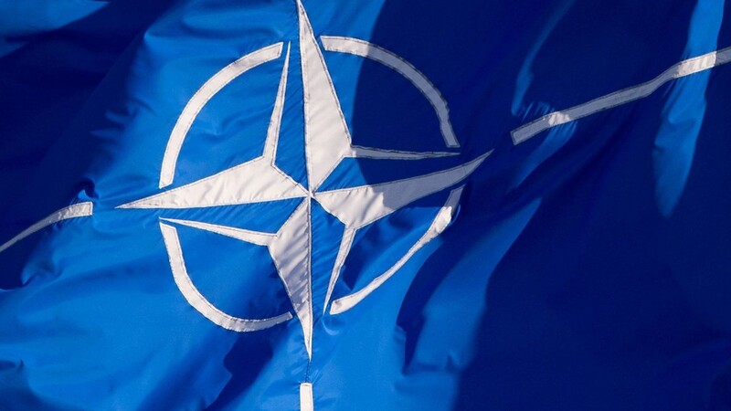 Eine Flagge der Nato weht im Wind.