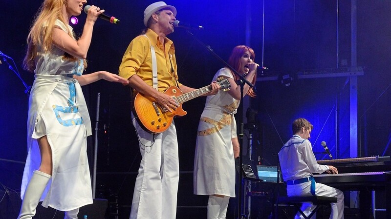 Mit Ihnen ging es zurück in die gute alte "ABBA"-Zeit: (von links) Laura Birte, Mathias Stingl, Margit Werner und Mathias Golla.