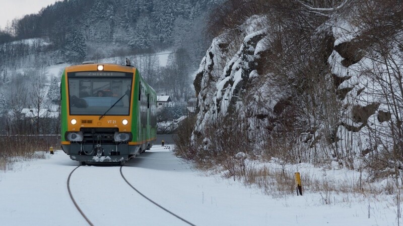 Nachdem ein Zug im Schnee steckenblieb, stellt die Waldbahn ihren Betrieb auf der Strecke nun vorerst ein. (Symbolbild)