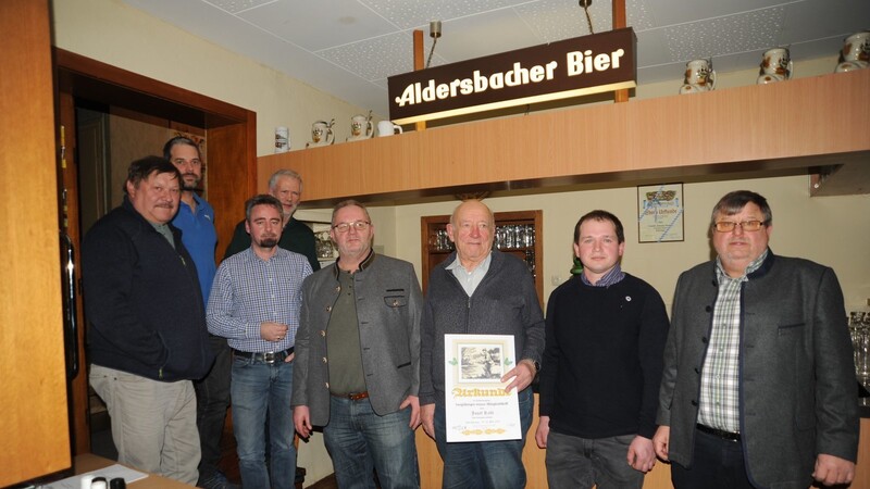 Diese langjährigen Mitglieder des Bezirksfischervereins Bad Kötzting wurden geehrt, rechts Vorsitzender Reinhard Treitinger.