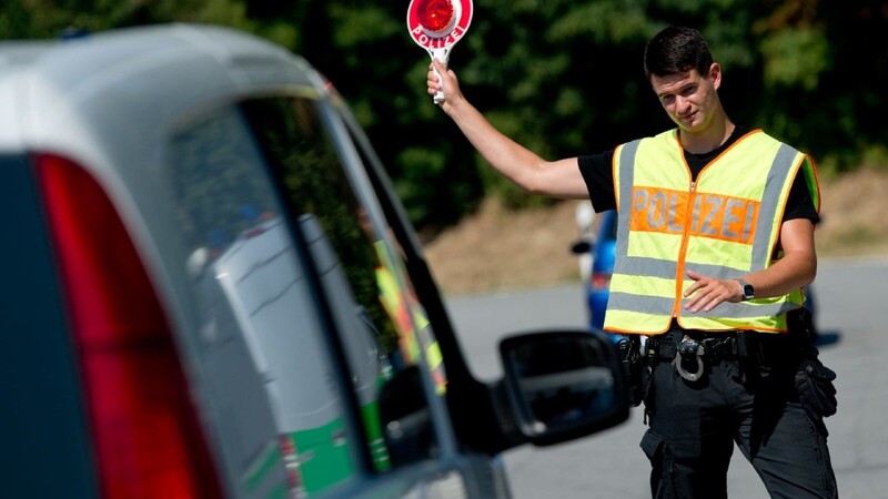 Ein Lastwagenfahrer aus der Türkei ist am Montag unfreiwillig zum Schleuser geworden. (Symbolbild)