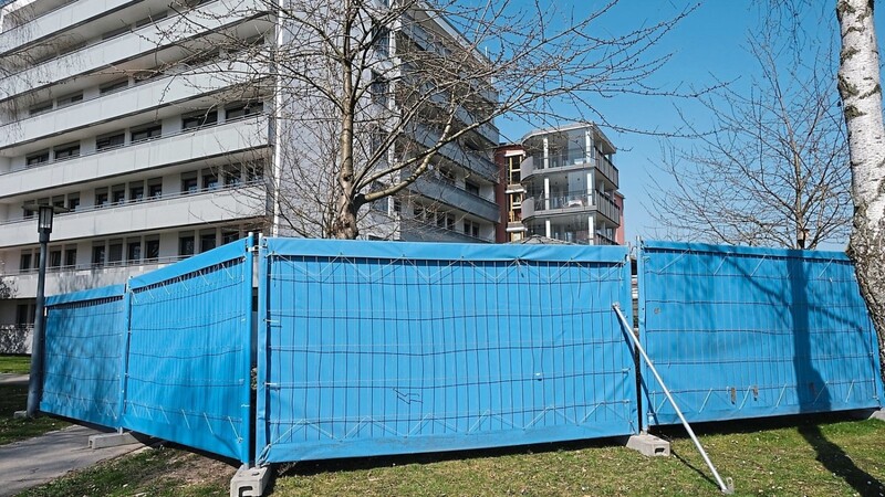 Ein blauer Bauzaun ist im Hof des städtischen Seniorenheims St. Nikola am Dienstagvormittag errichtet worden.