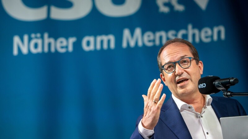 "Die SPD braucht die Obhut der Union, um nicht auf politische Abwege zu geraten", sagt Alexander Dobrindt.