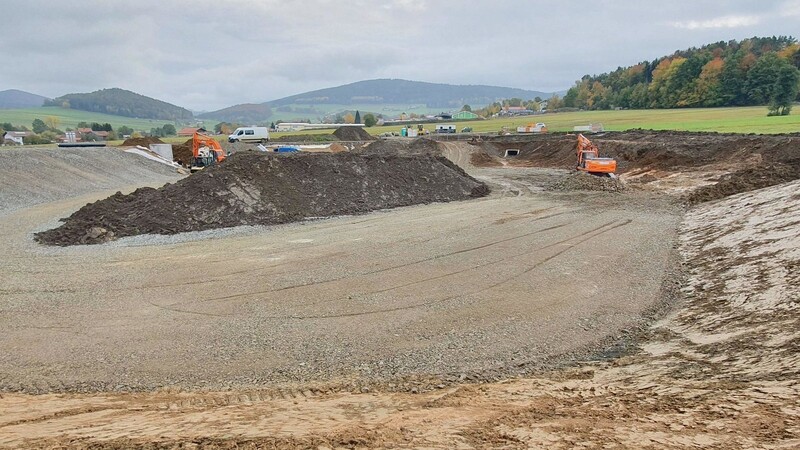 Die Fertigstellung des Hochwasserrückhaltebeckens RH4a am Klapfenbach zog sich durch das ganze Jahr 2020 hindurch - im Dezember fand dann die "Feuertaufe" statt.