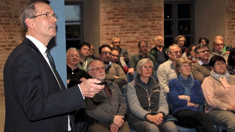 Bürgermeister Helmut Steininger informierte im Herzogssaal über laufende und geplante Maßnahmen der Stadt. Acht weitere Bürgerversammlungen in den Dörfern um Landau werden folgen.