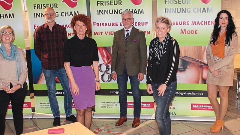 Die neugewählte Vorstandschaft der Friseur-Innung Cham mit Sabine Schneider als Obermeisterin (Dritte von links) an der Spitze.