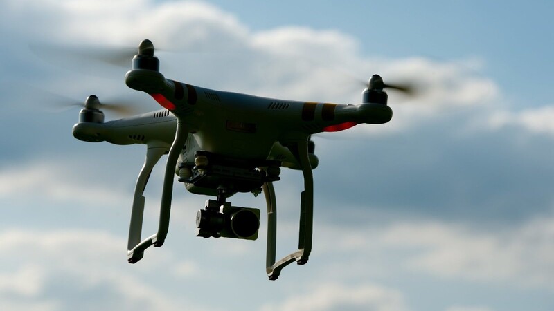 Ein bislang unbekannter Täter hat am Freitag in Käufelkofen (Kreis Landshut) eine Drohne über einem Wildgehege kreisen lassen. Durch das dabei angerichtete Chaos kam ein Tier ums Leben, ein weiteres wurde schwer verletzt. (Symbolbild)