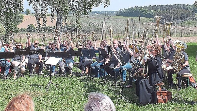 Am Christi-Himmelfahrtstag traf sich in den letzten Jahren auf St. Anton die ökumenische Gemeinde Mainburgs zu einem Gottesdienst unter freiem Himmel, den der Posaunenchor "MAI Blech" musikalisch gestaltete.