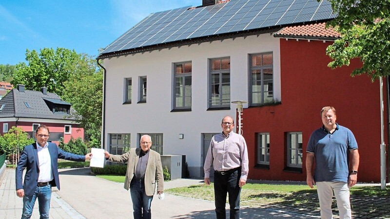 Photovoltaik auf dem Pfarrheimdach: Bürgermeister Martin Stoiber überreichte Pfarrer Pajor die Förderzusage. Mit dabei waren Reinhard Loders und zweiter Bürgermeister Walter Dendorfer (von links).