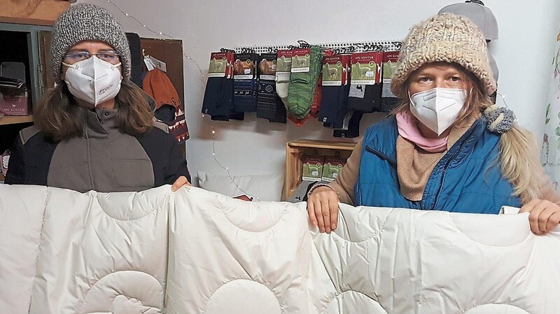 Daniela Skalla und Julia Schneider mit einem mit Alpaka-Wolle gefüllten Bett. Betten mit Alpaka-Wolle vom "Einberghof" können vorbestellt werden - solange der Vorrat reicht.