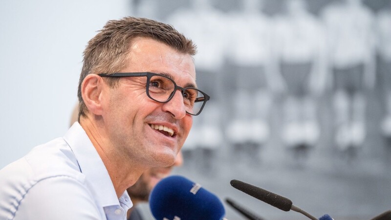 Gut gelaunt: Michael Köllner bei seiner Vorstellung als neuer Trainer des TSV 1860 München.