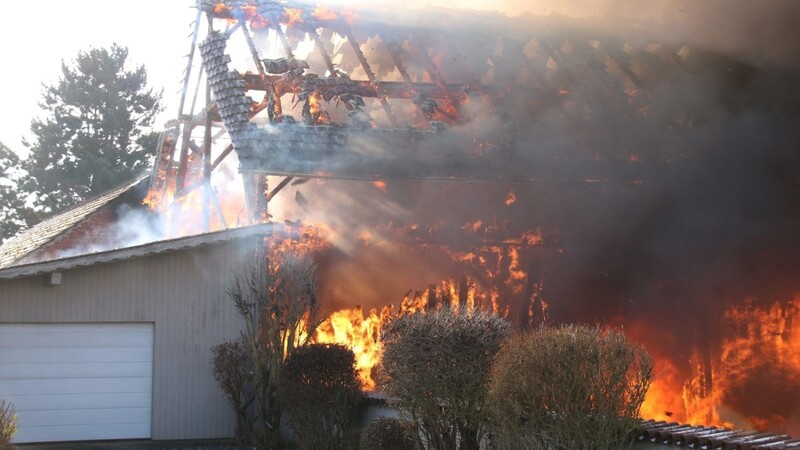 Eine Lagerhalle brennt im Plattlinger Ortsteil Pielweichs.