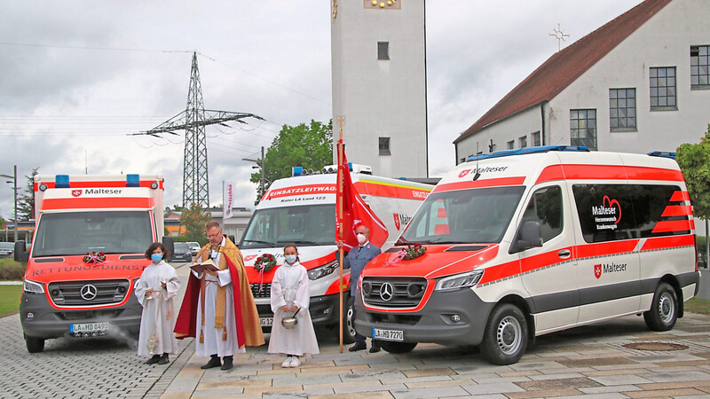 Pfarrer Hermann Höllmüller erteilte den neuen Einsatzfahrzeugen den kirchlichen Segen.