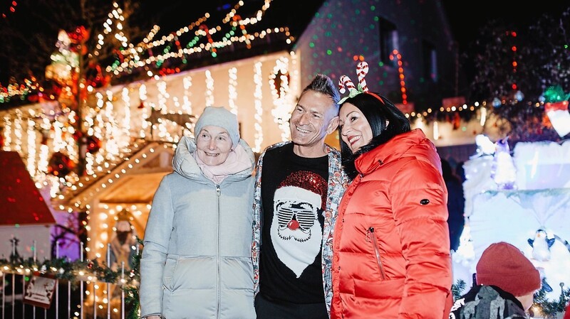Sissi Pöschl, Vereinsvorsitzende von "Ecuador Licht und Schatten" mit Uwe und Martina Wallner vor dem Weihnachtshaus.