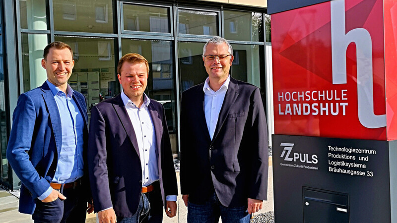 Prof. Dr. Markus Schneider (rechts) blickt der wissensbasierten Ausgründung von M.Eng. Stefan Blöchl (links) und Dr. Mathias Michalicki mit Spannung entgegen und begrüßt die Start-up-Aktivitäten am TZ Puls.