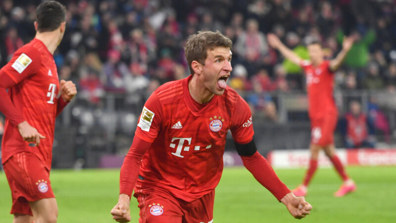 Bayerns Thomas Müller trifft gegen Schalke 04 zum zwischenzeitlichen 2:0.