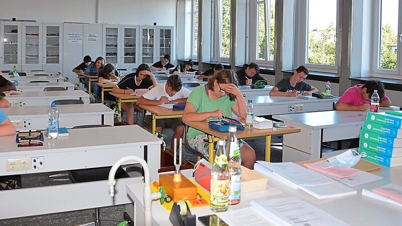 Im Physikraum schreiben die Schüler ihre Prüfungen.
