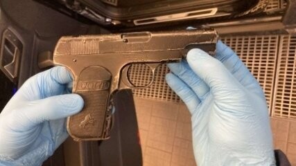 Diese Pistole fanden die Polizisten im Auto des Belgiers.