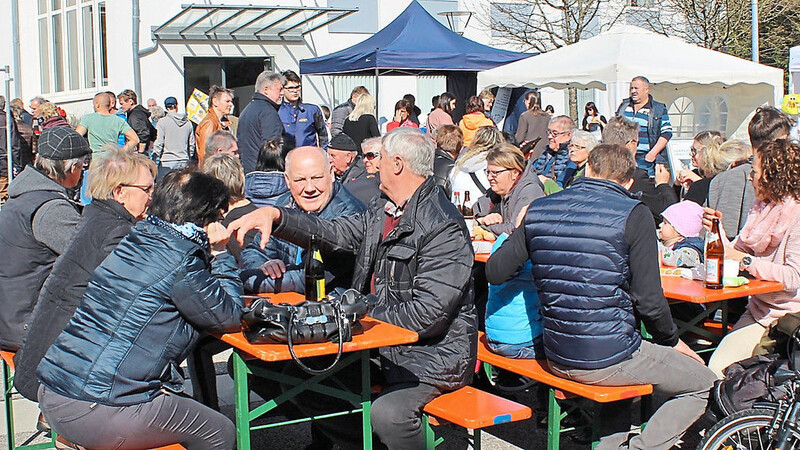 In der wärmenden Frühlingssonne am Rathausplatz beisammensitzen machte den Besuchern viel Freude.