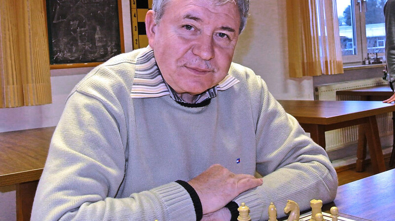 Sandor Biro, der Weltmeister der Schachamateure, kommt zu einem Lehrgang für Jugendliche nach Mainburg.