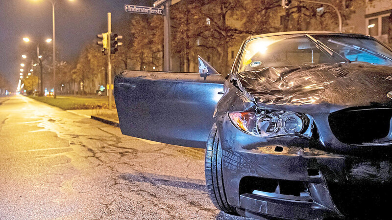 Mit diesem BMW ist ein 34-Jähriger am Freitag in eine Gruppe Jugendlicher gefahren. Ein Schüler starb. Wie die Polizei mitteilte, flüchtete der Fahrer des Wagens nach dem Unfall, konnte aber kurze Zeit später gefasst werden.