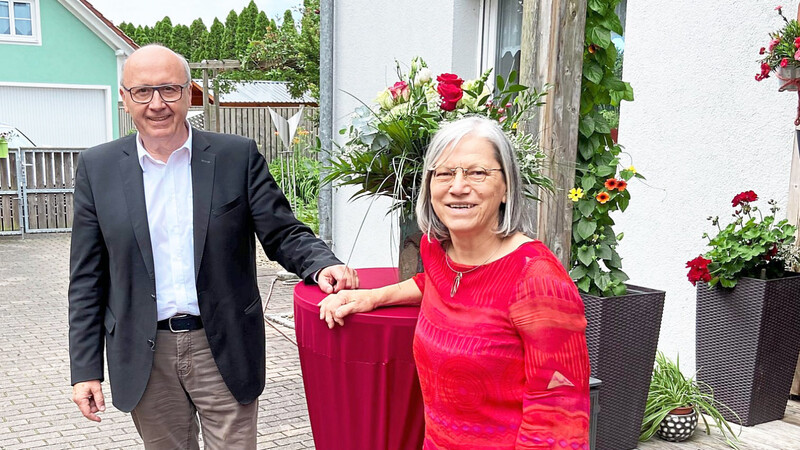 Landrat Martin Neumeyer besuchte seine langjährige Landtagskollegin Johanna Werner-Muggendorfer in deren Haus in Neustadt, um ihr zum 70. Geburtstag zu gratulieren.