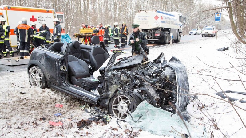 Schwerer Verkehrsunfall am Donnerstag auf der B11 zwischen Landshut und Tiefenbach.