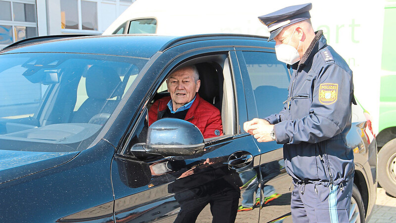 Erster Polizeihauptkommissar Bernhard Hager, Leiter der Polizeiinspektion Roding, bei der Kontrolle eines Autofahrers.