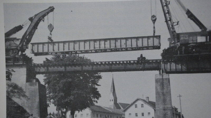 Die Eisenbahnbrücke bei Feldkirchen musste repariert werden, weil sie von deutschen Soldaten in den letzten Kriegstagen noch gesprengt worden war.