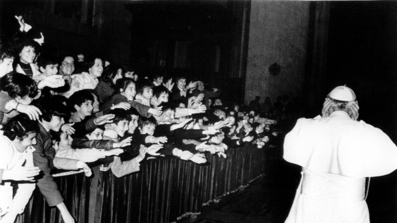 Johannes Paul II. im Petersdom, genervt vom Lärm und dem Geschrei der ihm zujubelnden Gläubigen.