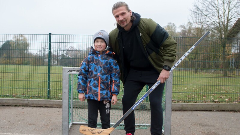 Eine Runde Straßenhockey konnte René Röthke wegen seiner Fußverletzung zwar nicht mit dem siebenjährigen Sidney spielen, dafür hatte er aber ein ganz besonderes Geschenk für den kleinen Jungen dabei.