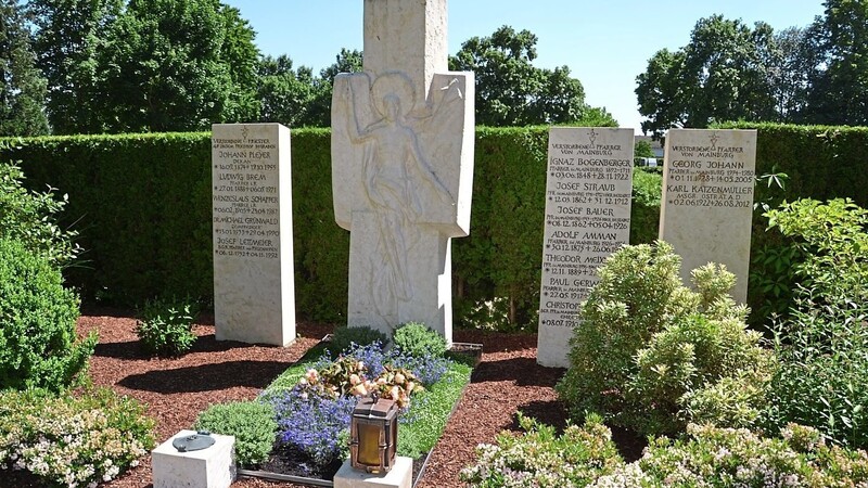 Alois Lehner wird im Mainburger Priestergrab seine letzte Ruhestätte finden. 14 seiner Vorgänger liegen dort begraben.