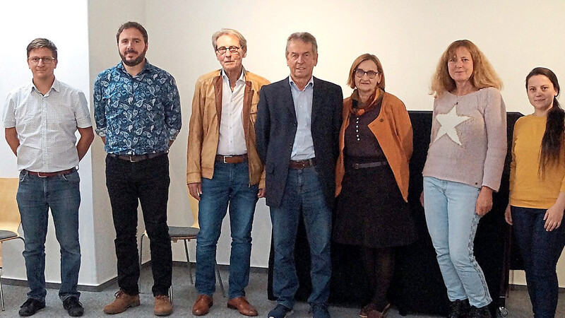 Diese Vorstandschaft führt den Kulturverein. Vorsitzende ist Eva Zieba (Vierte von rechts). Mit auf dem Bild Rodings Bürgermeisterin Alexandra Riedl (links).
