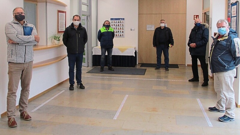 Die Teilnehmer einer Fortbildung vom Polizeipräsidium Niederbayern, die gerade an der Landvolkshochschule Niederalteich unter strenger Einhaltung der Hygieneregeln stattfindet.