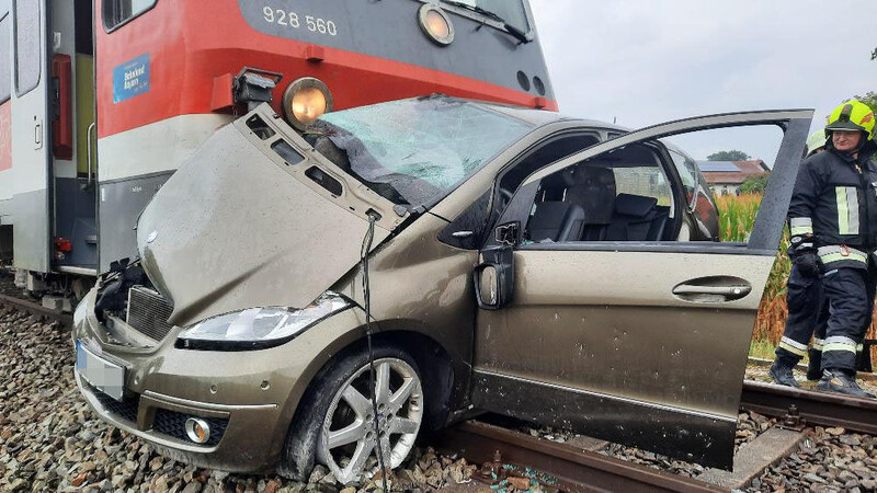 An einem unbeschrankten Bahnübergang bei Pocking ist am Samstagmittag eine Autofahrerin von einem Zug der Rottalbahn erfasst worden.