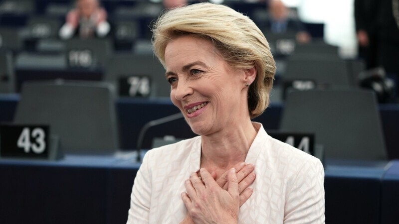 Sie hat es geschafft: Ursula von der Leyen freut sich nach der Bekanntgabe der Wahlergebnisse im Plenarsaal.