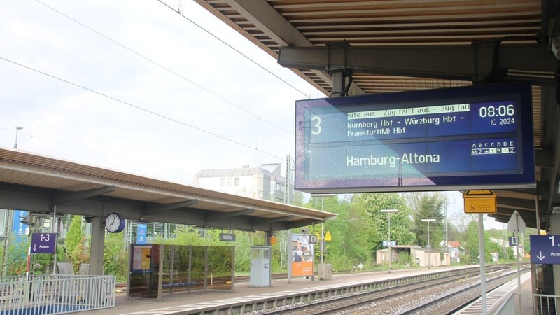 "Informationen zu IC 2024 nach Hamburg-Altona. Der Zug fällt aus. Wir bitten um Entschuldigung", lautete die Durchsage am Dienstag um 8 Uhr am Straubinger Bahnsteig.