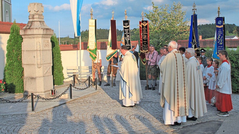 Pfarrer Michael Birner gedachte den gefallenen Kameraden im Beisein der Festgemeinde.