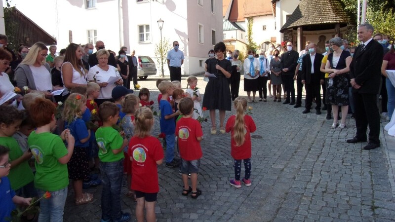 Die Kindergartenkinder begrüßten Pfarrer Pöschl mit einem Gedicht und Rosen.