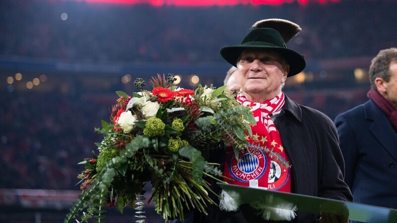 Noch einmal gewürdigt: Uli Hoeneß mit Hut und Blumenstrauß vor dem Spiel gegen Bayer Leverkusen.