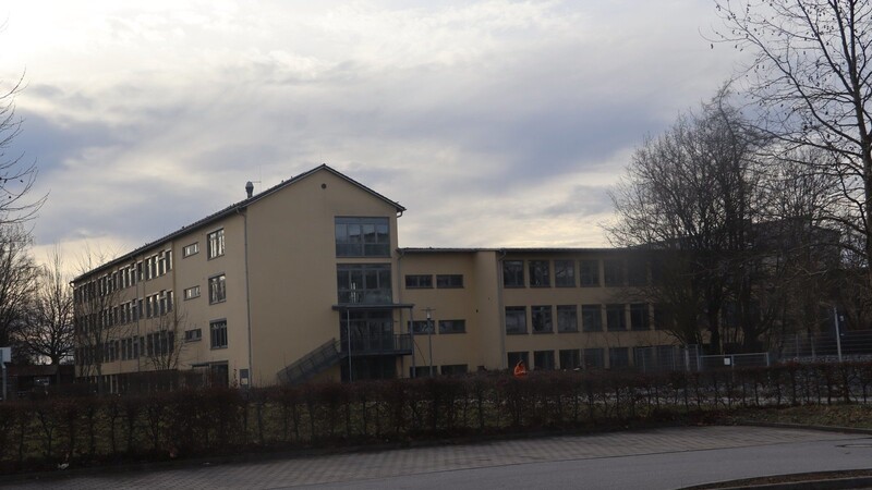 Auf dieser Seite der Schule soll direkt hinter dem Lehrerparkplatz ein Anbau am Bestandsgebäude entstehen.