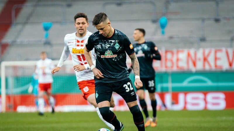 Der SSV Jahn (hier beim DFB-Pokal-Viertelfinale im April, l.) hat es bald wieder mit dem SV Werder Bremen zu tun.
