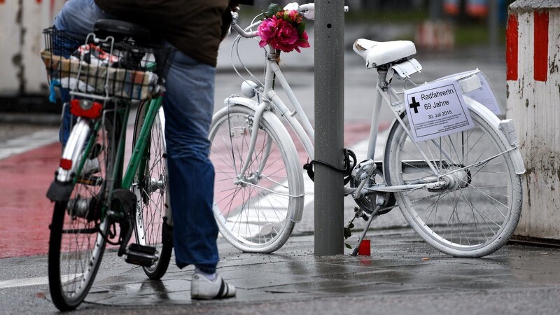 Neun Radfahrer sind im vergangenen Jahr in München bei Verkehrsunfällen ums Leben gekommen. An den Orten, an denen Radler starben, werden oft später weiß lackierte Fahrräder, so genannte Ghost Bikes, als Mahnung und zur Erinnerung aufgestellt.
