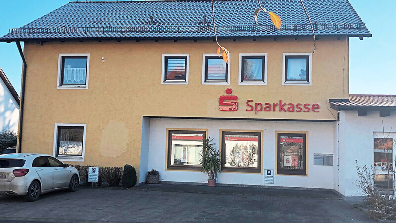 Seit 1958 gibt es eine Geschäftsstelle der Sparkasse in Laberweinting, seit den 1980ern in diesem Haus. Wie die Sparkasse bekannt gab, wird Ende 2021 die Filiale geschlossen. Nur noch ein Geldautomat steht dann im Ort den Kunden zur Verfügung.